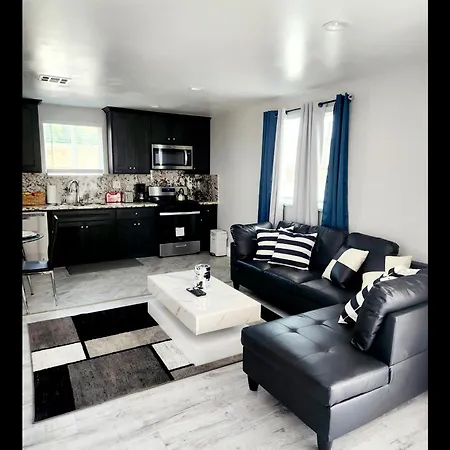 Charming Home In La Prime Location